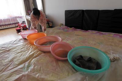 贺州楼上漏水，住户失联，小区没物管，业主维权难！律师来支招……
